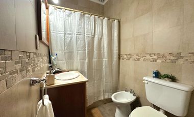 Casa de 3 ambientes con patio, jardin y garage