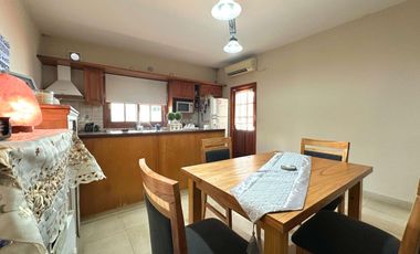 Casa de 3 ambientes con patio, jardin y garage