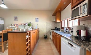 Casa de 3 ambientes con patio, jardin y garage