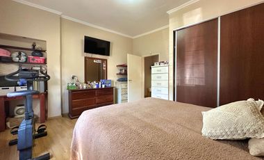 Casa de 3 ambientes con patio, jardin y garage