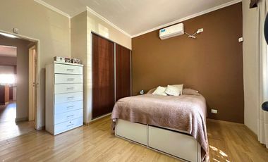 Casa de 3 ambientes con patio, jardin y garage