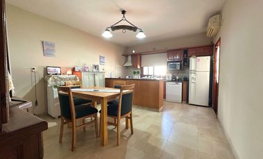 Casa de 3 ambientes con patio, jardin y garage