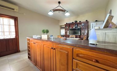 Casa de 3 ambientes con patio, jardin y garage