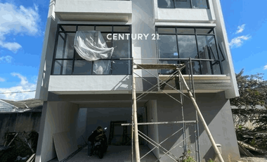 Dijual Rumah Hook Strategis 4 Lantai Harga Menarik  Di Kemang