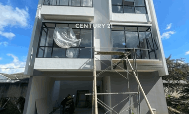 Dijual Rumah Hook Strategis 4 Lantai Harga Menarik  Di Kemang