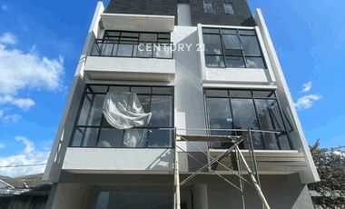 Dijual Rumah Hook Strategis 4 Lantai Harga Menarik  Di Kemang