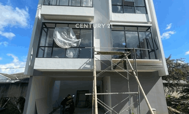Dijual Rumah Hook Strategis 4 Lantai Harga Menarik  Di Kemang