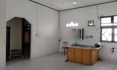 RUMAH BESAR  SEMIFURNIS DENGAN KOLAM RENANG LOKASI TENGAH KOTA