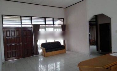 RUMAH BESAR  SEMIFURNIS DENGAN KOLAM RENANG LOKASI TENGAH KOTA
