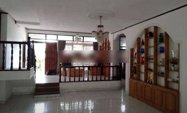 RUMAH BESAR  SEMIFURNIS DENGAN KOLAM RENANG LOKASI TENGAH KOTA