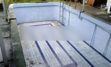 RUMAH BESAR  SEMIFURNIS DENGAN KOLAM RENANG LOKASI TENGAH KOTA