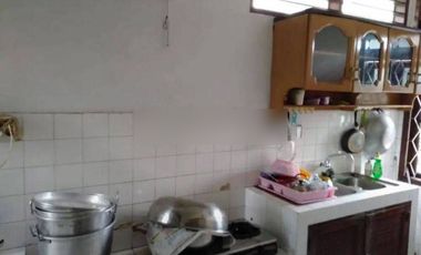 RUMAH BESAR  SEMIFURNIS DENGAN KOLAM RENANG LOKASI TENGAH KOTA