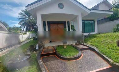 RUMAH BESAR DENGAN HALAMAN YANG CUKUP LUAS LOKASI TENGAH KOTA