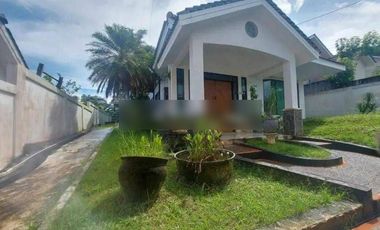 RUMAH BESAR DENGAN HALAMAN YANG CUKUP LUAS LOKASI TENGAH KOTA