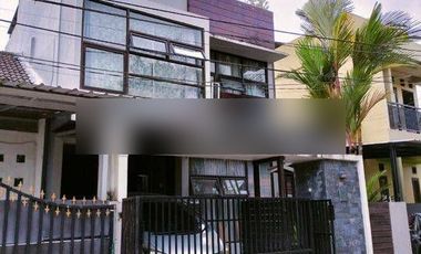 RUMAH FULLFURNISH TENGAH KOTA BERNUANSA MINIMALIS ELEGAN