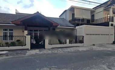 RUMAH BESAR FULLFURNISH DAERAH TENGAH KOTA BERNUANSA MINIMALIS ELEGAN