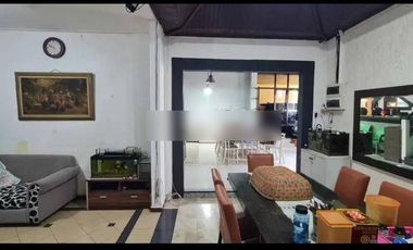 RUMAH BESAR FULLFURNISH DAERAH TENGAH KOTA BERNUANSA MINIMALIS ELEGAN