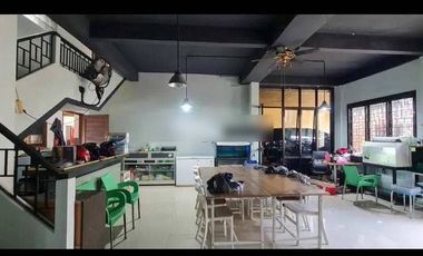 RUMAH BESAR FULLFURNISH DAERAH TENGAH KOTA BERNUANSA MINIMALIS ELEGAN