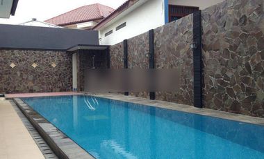 KAN RUMAH BESAR FULL FURNIS DENGAN KOLAM RENANG LOKASI TENGAH KOTA