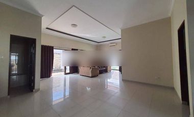 KAN RUMAH BESAR FULL FURNIS DENGAN KOLAM RENANG LOKASI TENGAH KOTA