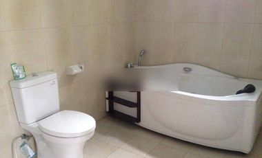 KAN RUMAH BESAR FULL FURNIS DENGAN KOLAM RENANG LOKASI TENGAH KOTA