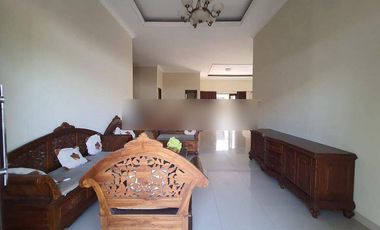 KAN RUMAH BESAR FULL FURNIS DENGAN KOLAM RENANG LOKASI TENGAH KOTA