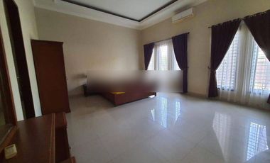KAN RUMAH BESAR FULL FURNIS DENGAN KOLAM RENANG LOKASI TENGAH KOTA