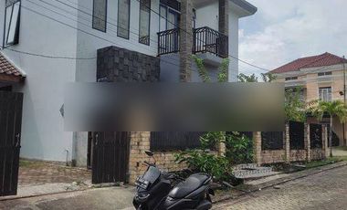 RUMAH TENGAH KOTA BERNUANSA MINIMALIS ELEGAN LOKASI DALAM CLUSTER