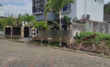 RUMAH TENGAH KOTA BERNUANSA MINIMALIS ELEGAN LOKASI DALAM CLUSTER