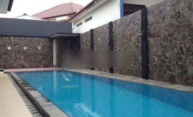 RUMAH BESAR FULL FURNISH DENGAN KOLAM RENANG LOKASI TENGAH KOTA