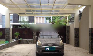 RUMAH BESAR FULL FURNISH DENGAN KOLAM RENANG LOKASI TENGAH KOTA