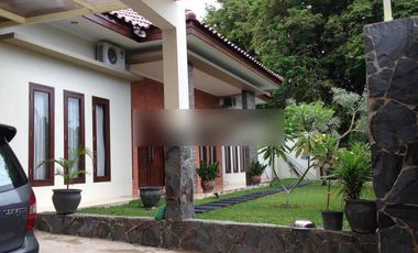 RUMAH BESAR FULL FURNISH DENGAN KOLAM RENANG LOKASI TENGAH KOTA