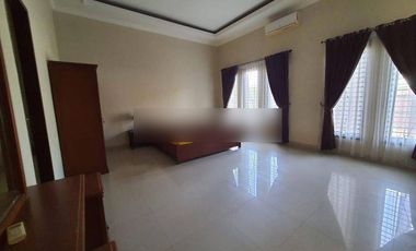 RUMAH BESAR FULL FURNISH DENGAN KOLAM RENANG LOKASI TENGAH KOTA