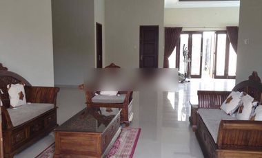 RUMAH BESAR FULL FURNISH DENGAN KOLAM RENANG LOKASI TENGAH KOTA