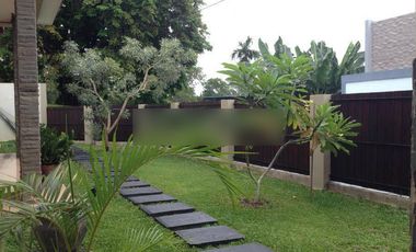 RUMAH BESAR FULL FURNISH DENGAN KOLAM RENANG LOKASI TENGAH KOTA