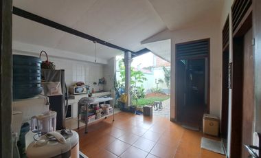 Rumah Lama Lokasi dekat Tol Tb Simatupang di daerah Jatipadang