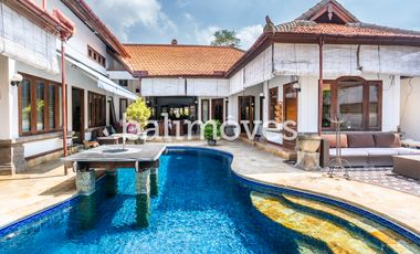 Dijual Villa Klasik Dan Luas 4 KT Di Tepi Pantai Sanur