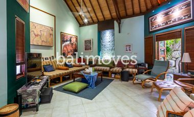 Dijual Villa Klasik Dan Luas 4 KT Di Tepi Pantai Sanur