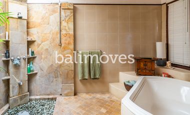 Dijual Villa Klasik Dan Luas 4 KT Di Tepi Pantai Sanur