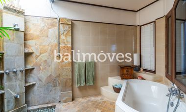 Dijual Villa Klasik Dan Luas 4 KT Di Tepi Pantai Sanur