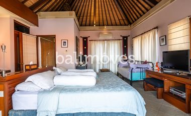 Dijual Villa Klasik Dan Luas 4 KT Di Tepi Pantai Sanur