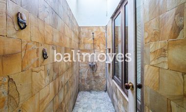 Dijual Villa Klasik Dan Luas 4 KT Di Tepi Pantai Sanur