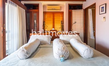 Dijual Villa Klasik Dan Luas 4 KT Di Tepi Pantai Sanur