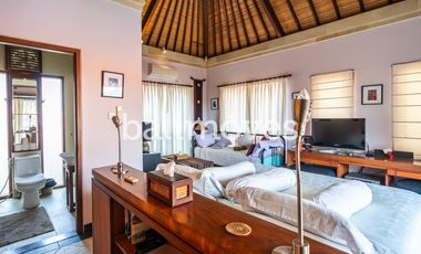 Dijual Villa Klasik Dan Luas 4 KT Di Tepi Pantai Sanur