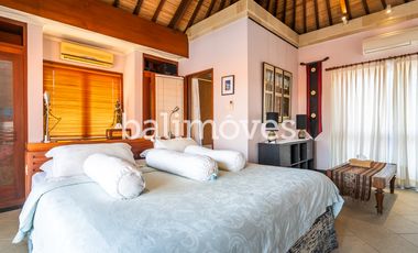 Dijual Villa Klasik Dan Luas 4 KT Di Tepi Pantai Sanur