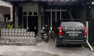 Dijual Rumah Modern 3 lantai Regency