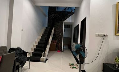 Dijual Rumah Modern 3 lantai Regency