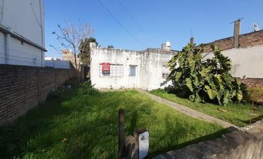 Casa sobre lote de 300 m2 a refaccionar en Villa Bosch!!