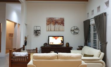 Di Jual Rumah rasa Villa di Mulyaharja,Bogor Selatan.