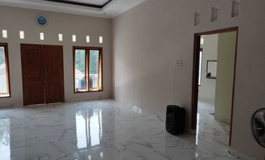 Dijual Rumah 2 lantai luas & strategis,cocok untuk home industry, Lt 1